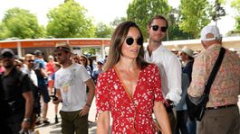 Pippa Middleton neodolala tenisu v Paríži, tehotenské bruško skryla do kvetov