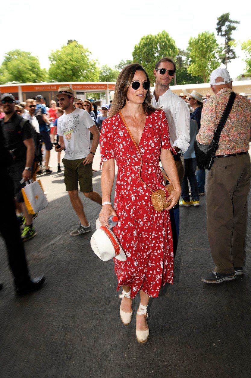 Pippa Middleton a James Matthews prichádzajú na...
