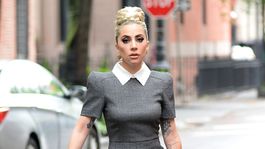 Spoznáte túto elegantnú dámu v uliciach New Yorku? Je to slávna diva!