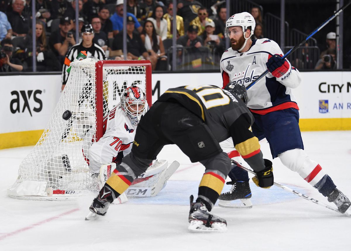 Brooks Orpik (44) kryje priestor pred brankárom...