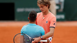 Ťažký život favoritov. Zverev sa na kurte trápi, na novinároch zabáva