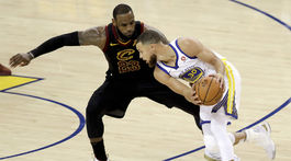 Clevelandu nestačilo ani 51 bodov Jamesa, favorit Golden State uspel v predĺžení