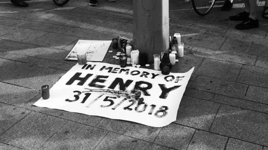 V Bratislave si pripomenuli zabitého Filipínca. Gál sa bude pýtať, prečo útočníka pustili