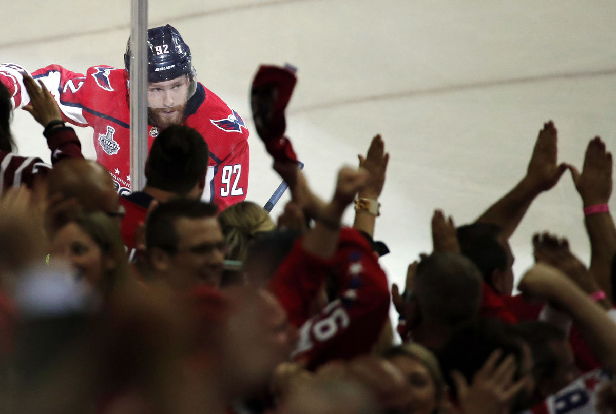 Jevgenij Kuznecov z Washingtonu sa teší z gólu...