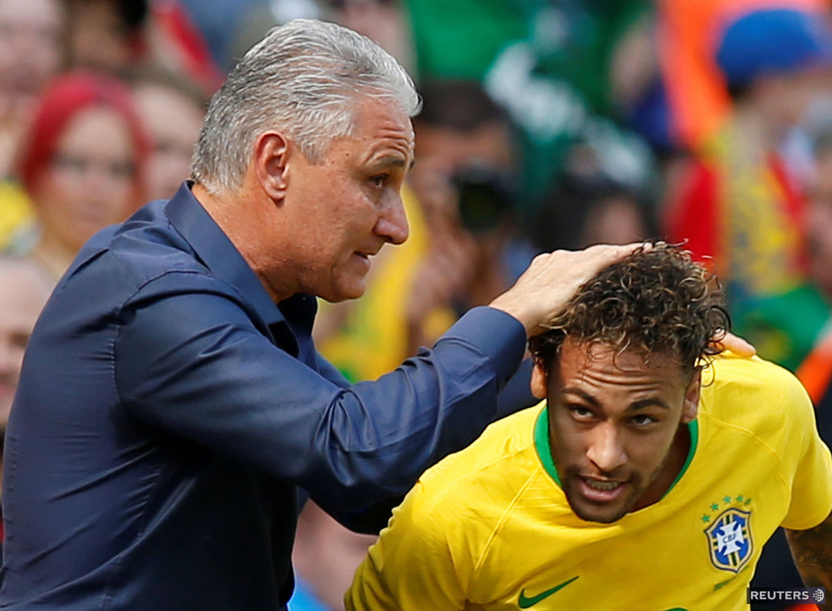 Neymar oslavuje gól s trénerom Brazílie Titem.