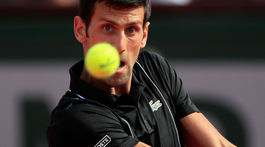 Forma Djokoviča stúpa, v Paríži je už vo štvrťfinále. Dvojhry bez českej účasti