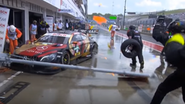 Drámy z okruhov: Nekontrolovateľné autá v boxoch a celebritný safety car v múre