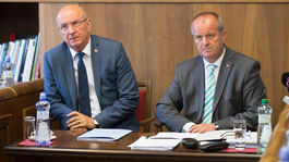 Dokumenty k transportérom ukážu dvom poslancom