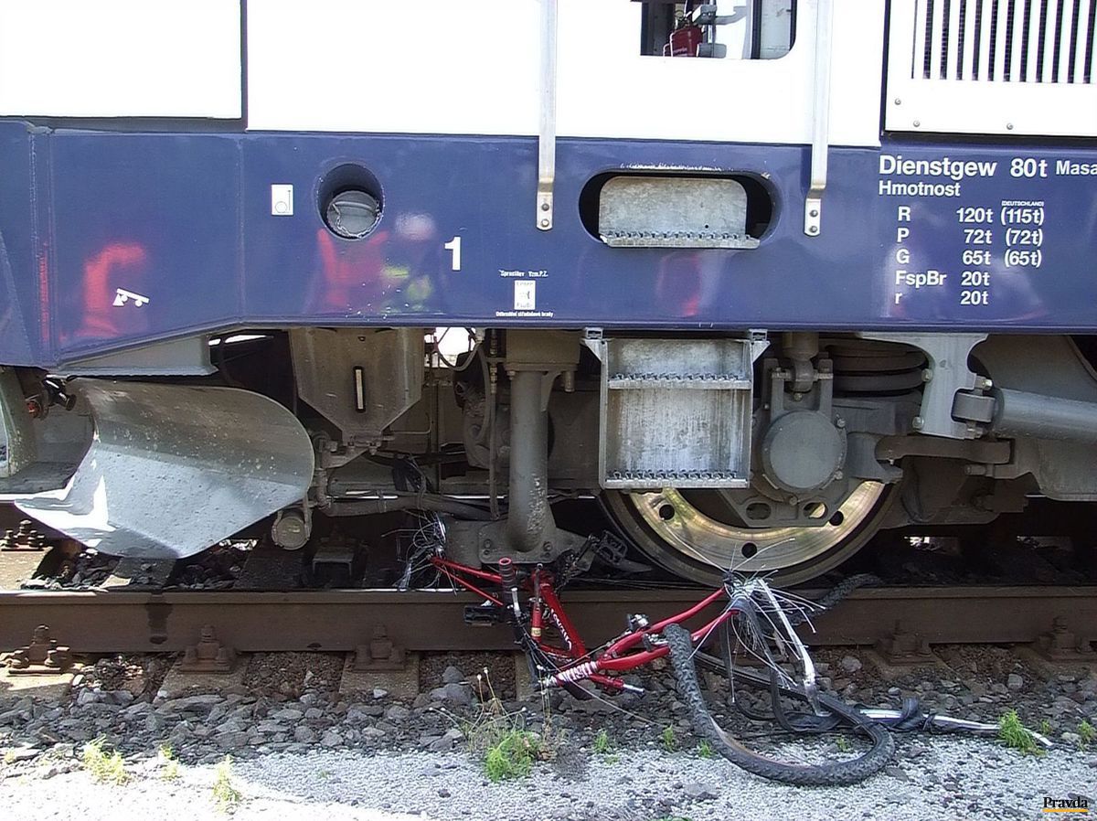 Simulovaná zrážka vlaku s cyklistom na...