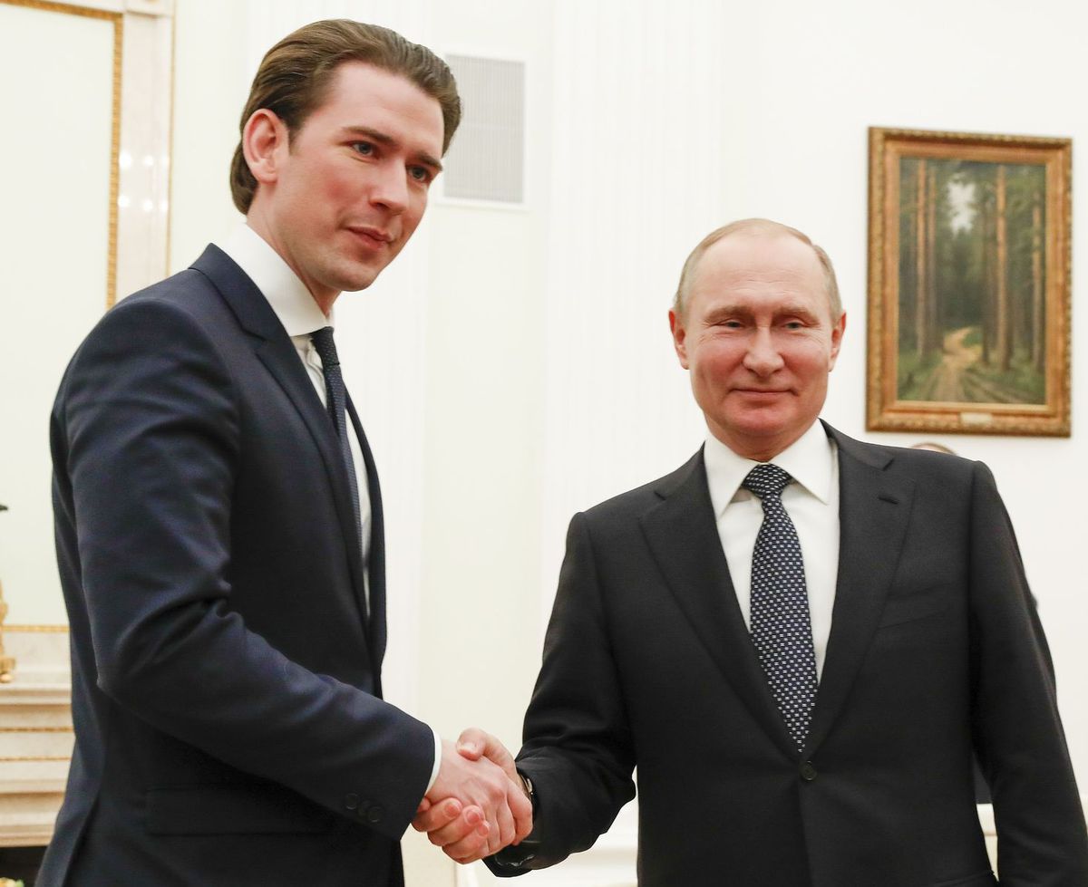 Sebastian Kurz si podáva ruku s Vladimirom...