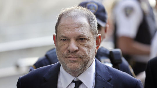 Weinstein poprel, že v rokoch 2004 a 2013 sexuálne zaútočil na dve ženy