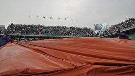 Nadalova séria víťazných setov sa skončila na čísle 37. Štvrťfinále prerušil dážď