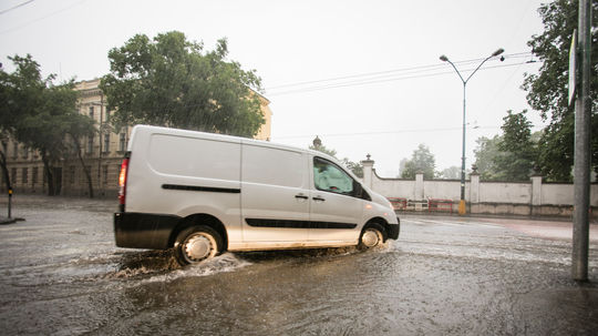 Pohľad na zatopenú cestu na Štefánikovej ulici...