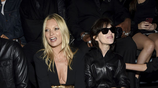 Modelka Kate Moss (vľavo) a herečka Charlotte...