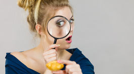 Pomoc, lepok. Komu a prečo škodí?