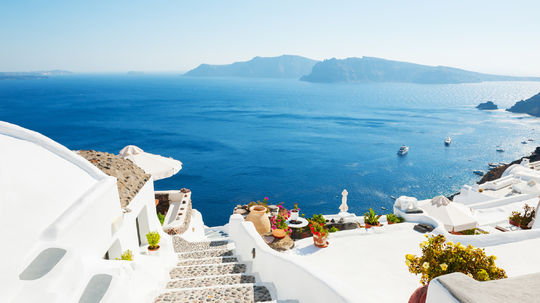 Na snímke pláž gréckeho ostrova Santorini.