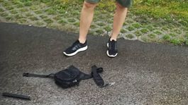 Muž sa vyhrážal so zbraňou, potom policajtovi prešiel po nohe