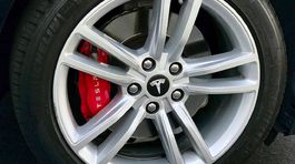 Dohoda Muska o treste povzbudila akcie Tesly, stúpli o 15 percent