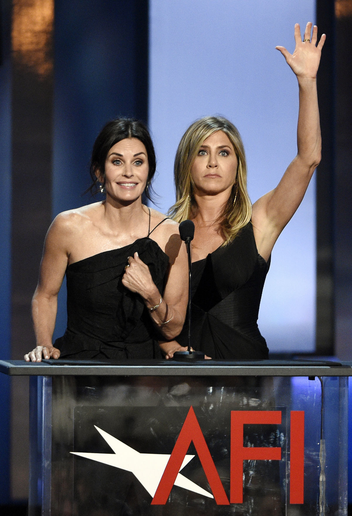 Herečky Courteney Cox (vľavo) a Jennifer...