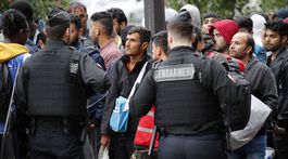 Počet migrantov prichádzajúcich do Európy klesol o polovicu 