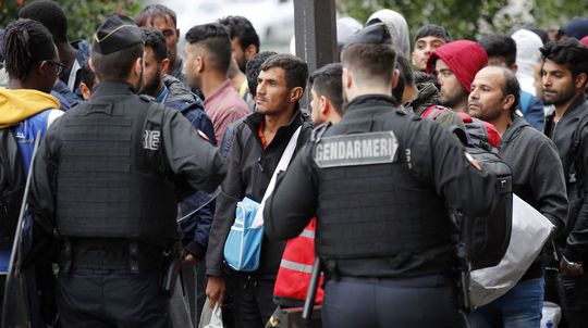 Migranti v Nemecku zaútočili na policajtov, ktorí prišli vyzdvihnúť mŕtvu ženu