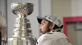 VIDEO: Ako chcel Ovečkin znervózniť brankára? Striekal mu vodu pod korčule