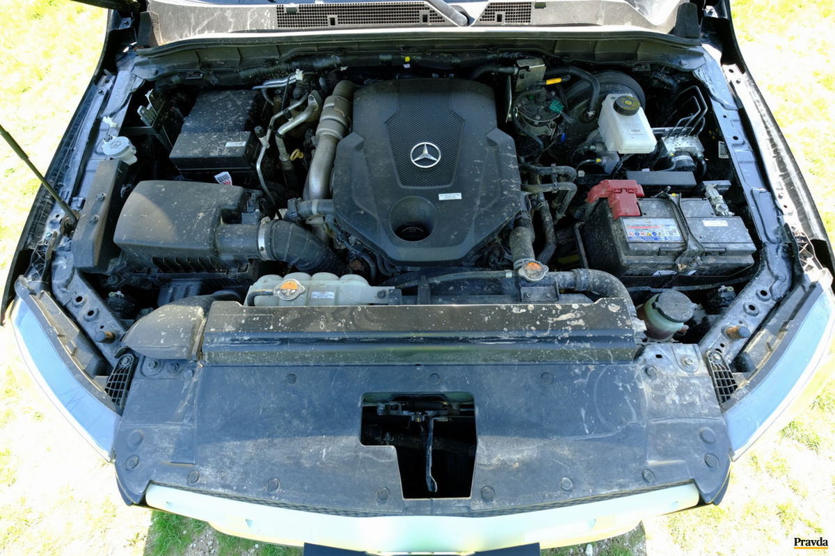 Naftový motor s dvoma turbami má 190 koní.