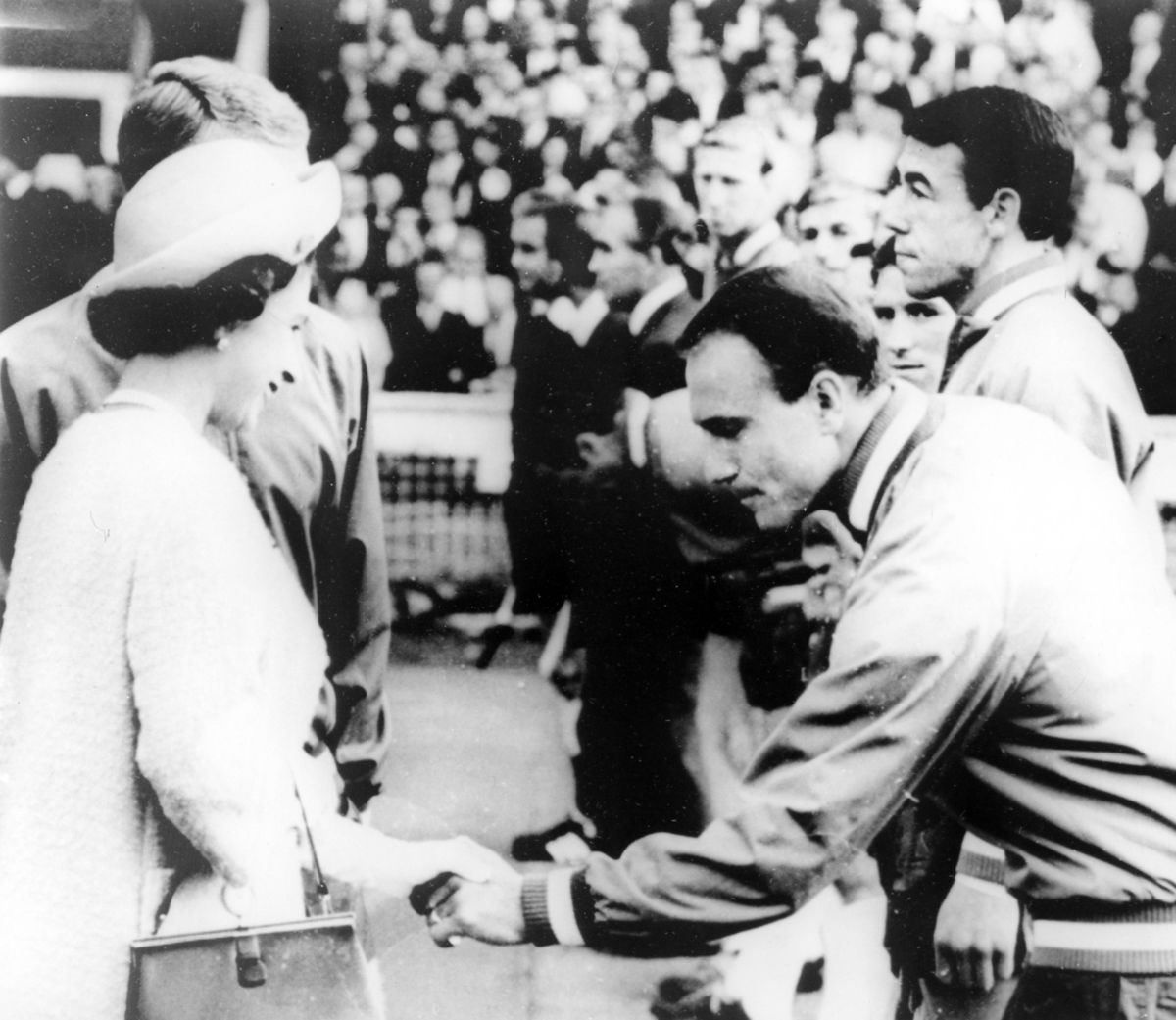 Anglický tréner Alf Ramsey sa pozdravuje s...