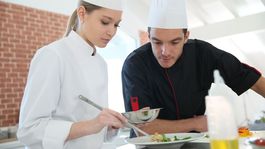 Školám chýbajú kuchárky, platy v kuchyniach sú biedne