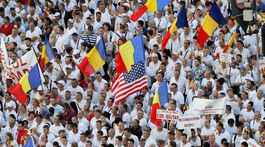 V Bukurešti sa zišli desaťtisíce ľudí na provládnych demonštráciách