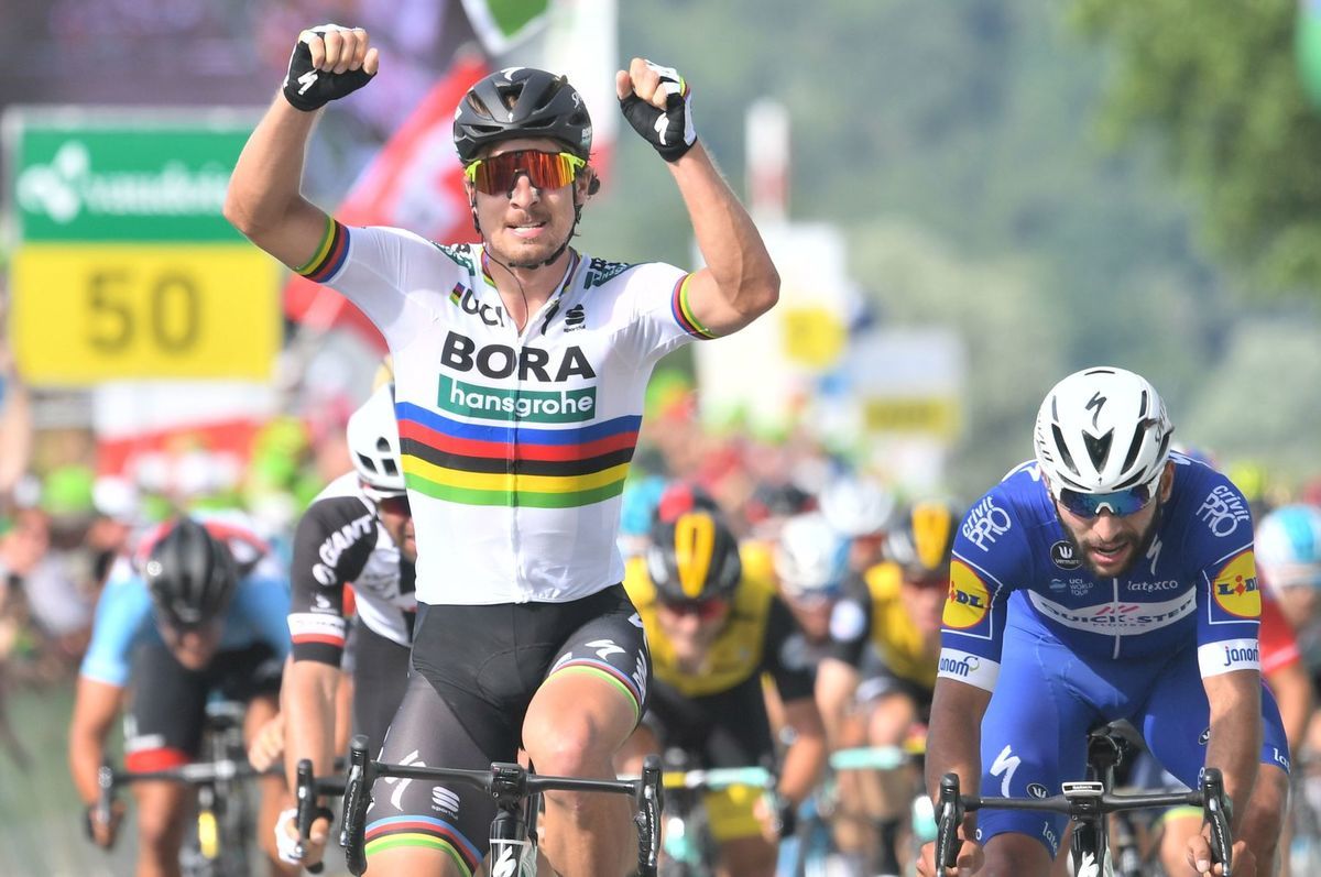 Slovenský cyklista Peter Sagan (vpredu vľavo)...