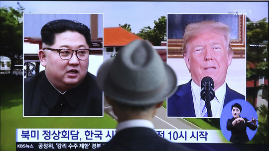 Trumpov tím rokuje o možnosti stretnutia s Kim Čong-unom pri ceste do Ázie