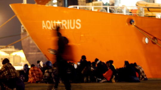 Francúzsko pomôže Španielsku s migrantmi z lode Aquarius