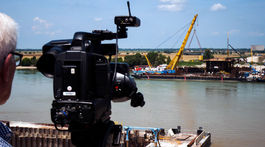 Stavbári urobili prvé kroky pri stavbe mostu cez Dunaj