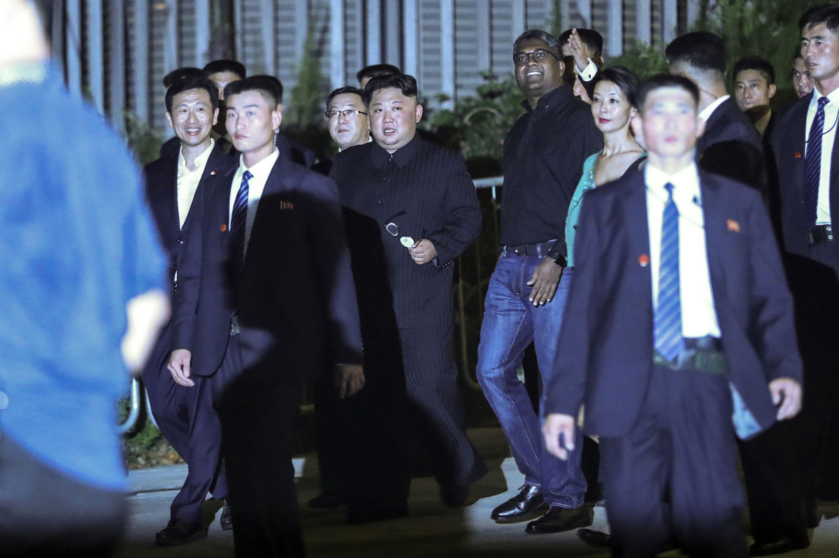 Severokórejský líder Kim Čong-un (uprostred) sa...