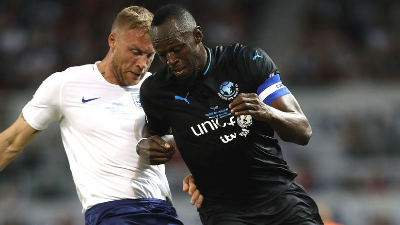 Usain Bolt (vpravo) v drese výberu sveta v...