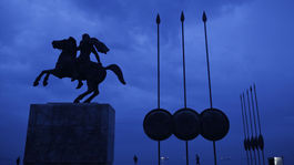 Skopje a Atény ukončili po 27 rokoch spor, Macedónsko sa premenuje