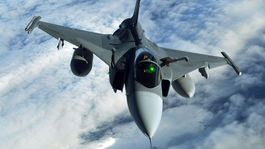 Súboj o stíhačky sa vyostruje