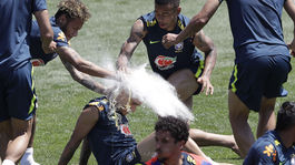 Coutinha zasypali na tréningu múkou a vajíčkami, Švédov vítala jediná fanúšička