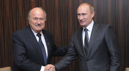 Podľa Putina si zaslúži Nobelovu cenu. Potrestaný Blatter sa chystá na MS