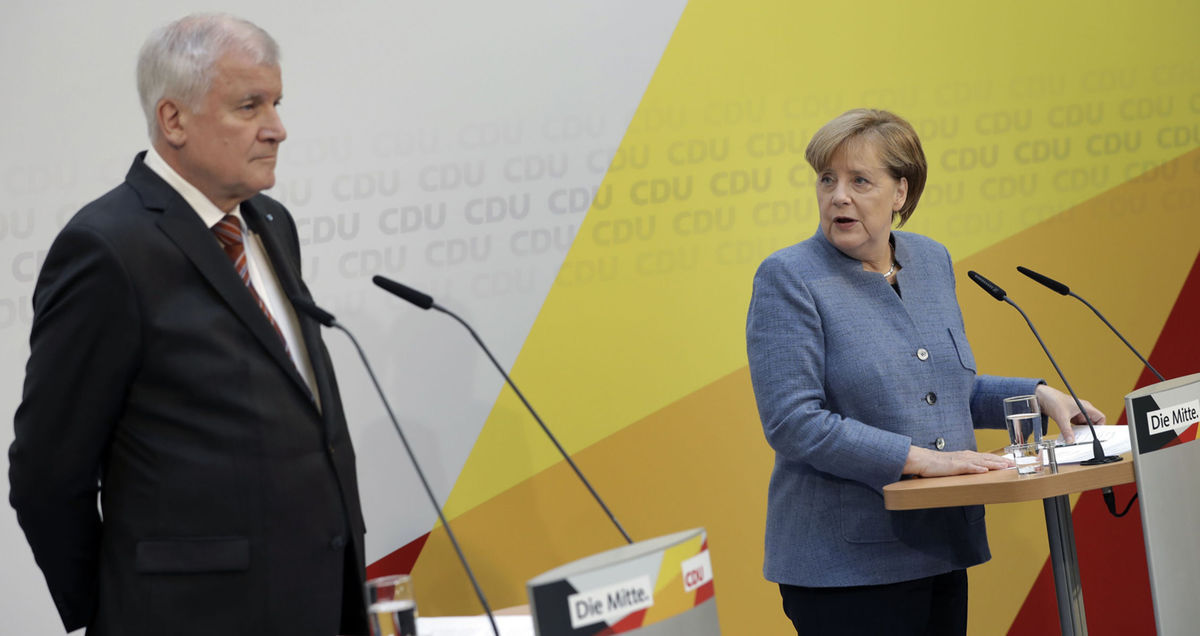 Nemecký minister vnútra Horst Seehofer (vľavo)...