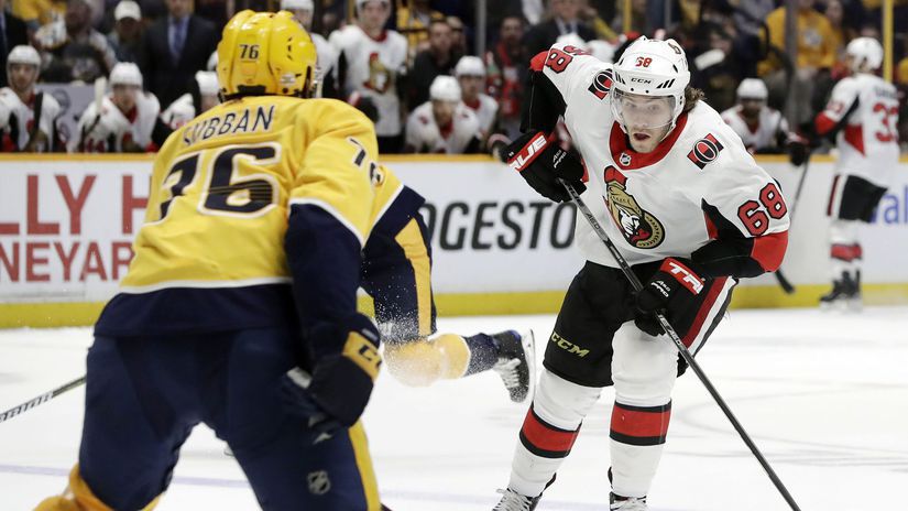 Útočník Ottawy Mike Hoffman (vpravo) sa snaží...