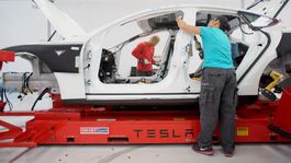 Tesla obracia kormidlo k čiernym číslam. Vlani vyrobila 367 500 áut! 