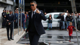 VIDEO: Ronaldo vystúpil z autobusu, aby potešil plačúceho fanúšika