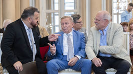 Chmelár predniesol Tieňovú správu o stave republiky, vypočuť si ju prišli aj exprezidenti