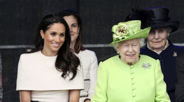 Kráľovná Alžbeta II. a vojvodkyňa Meghan zo Sussexu spoločne veselo žartovali. 
