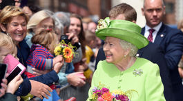 kráľovná Alžbeta II. sa zdraví s ľuďmi, ktorí ju prišli privítať v grófstve Cheshire. 