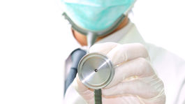 Nedostatok rúšok? Rektor ČVUT vymyslel, ako si masku ľahko vyrobíte doma