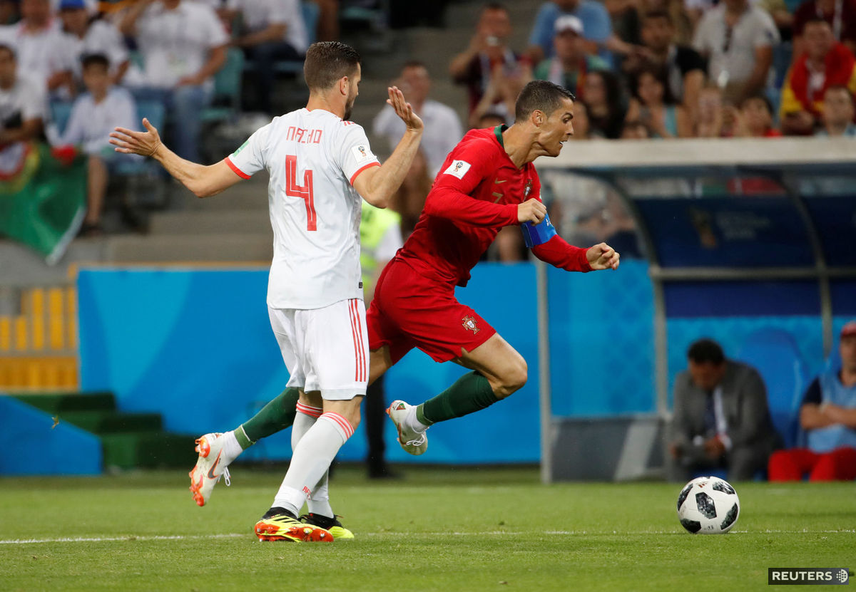 Portugalský útočník Cristiano Ronaldo padá po...