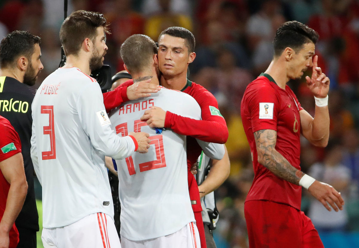 Cristiano Ronaldo v objatí so Sergiom Ramosom.